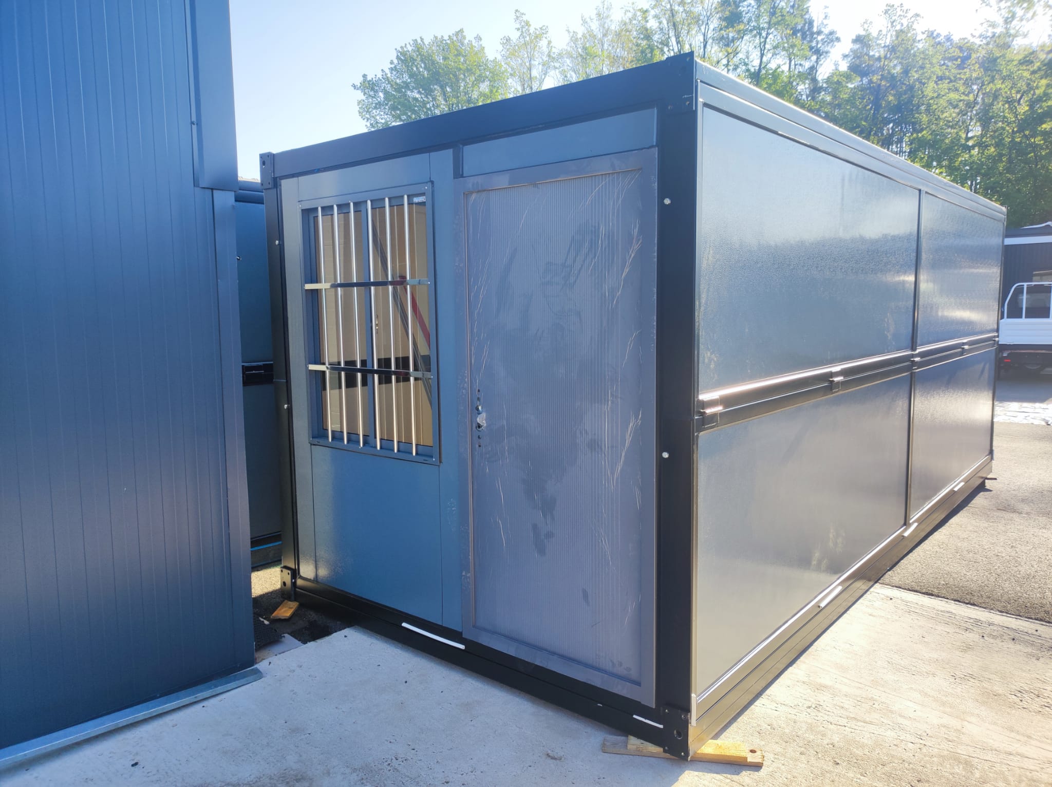 Stavební buňka 6x2,5 m s elektroinstalací, okny a mřížemi – antracitová